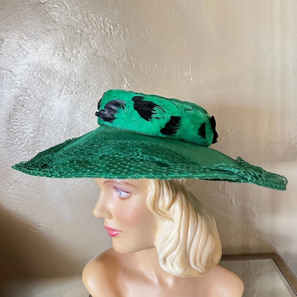 ENTICING 1950s\' EMERALD GREEN STRAW WIDE BRIM HAT + MATCHING FEATHERS & VEILING main image 10